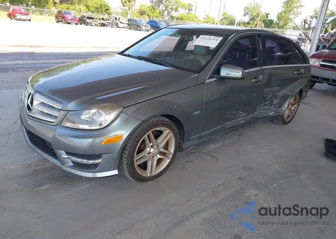 2012 Mercedes-Benz C 350 Sport z USA, uszkodzony, nr VIN WDDGF5HB7CR196993